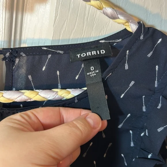 Torrid Size 0X Arrow Pattern Black Blouse - Picture 3 of 5